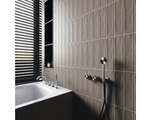 Modernes Badezimmer mit Badewanne, Armaturen, Regalen und länglichen Wandfliesen