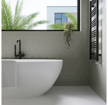 Badezimmer mit Badewanne, Handtuchwärmer und sechseckigen Wandfliesen