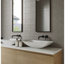 Modernes Badezimmer mit zwei Waschbecken, Armaturen, Spiegeln und grauen Wandfliesen