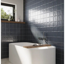 Badezimmer mit Badewanne und Wandfliesen