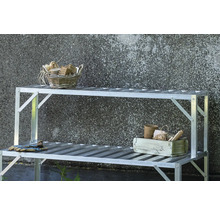 Gartentisch mit zwei Ablagen, darauf Gartenzubehör wie Körbe und Pflanzgefäße