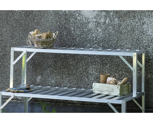 Gartentisch mit zwei Ablagen, darauf Gartenzubehör wie Körbe und Pflanzgefäße