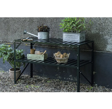 Gartentisch mit zwei Ablageflächen, dekoriert mit Pflanzen und Gartenzubehör