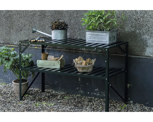 Gartentisch mit zwei Ablageflächen, dekoriert mit Pflanzen und Gartenzubehör