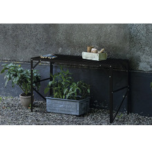 Gartentisch aus Metall mit Pflanzzubehör und Pflanzen