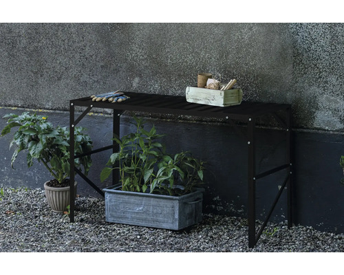 Gartentisch aus Metall mit Pflanzzubehör und Pflanzen