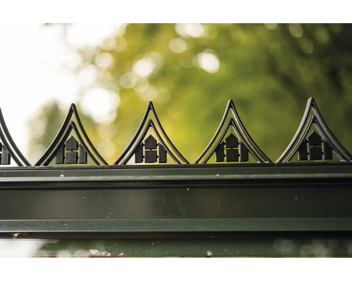 Detailansicht eines Zauns mit dekorativen Spitzen