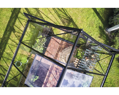 Draufsicht eines Gewächshauses mit Pflanzen und Gartenmöbeln