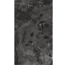 Nahaufnahme einer dunklen Marmorfliese mit feinen weißen Adern