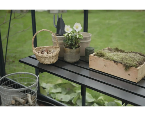 Klappbarer Lamellentisch Juliana 3 Sektionen 212 x 55 cm schwarz Nahaufnahme eines Gewächshaustisches mit Korb, Pflanze und Pflanzgefäßen