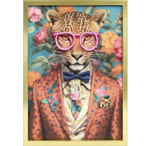Gerahmtes Bild eines Leoparden mit Brille, Fliege und Jackett vor floralem Hintergrund