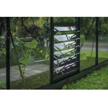 Detailansicht eines Gewächshauses mit Lamellenfenster zur Belüftung