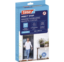 Tesa Insektenschutz Magnetvorhang Verpackung mit Mann, der durch den anthrazitfarbenen Vorhang geht und Blauer Engel Umweltzeichen