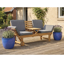 Gartenbank für zwei Personen mit Tisch und Rädern auf einer Terrasse