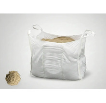 Großer Big Bag gefüllt mit feinem Sand, daneben ein kleiner Haufen des Materials.
