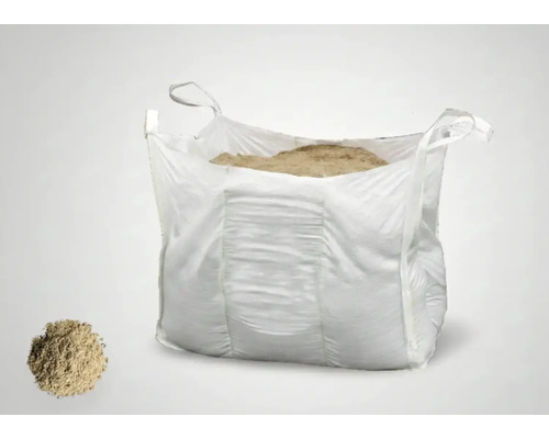 Großer Big Bag gefüllt mit feinem Sand, daneben ein kleiner Haufen des Materials.
