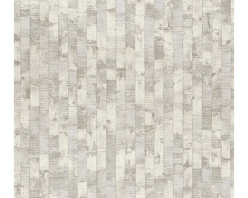 Vliestapete mit vertikalem Muster aus unregelmäßigen Rechtecken in Steinoptik mit leichter Textur.