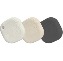 Drei Bluetooth-Tracker in Weiß, Beige und Dunkelgrau mit kreisförmiger Struktur und einer Öffnung für Schlüsselanhänger.