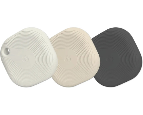 Drei Bluetooth-Tracker in Weiß, Beige und Dunkelgrau mit kreisförmiger Struktur und einer Öffnung für Schlüsselanhänger.
