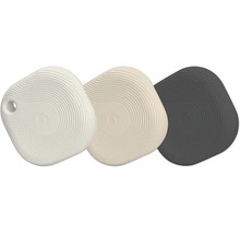 Drei Bluetooth-Tracker in Weiß, Beige und Schwarz mit Wellenmuster und Befestigungsloch.