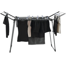 Wäscheständer mit daran hängender Kleidung