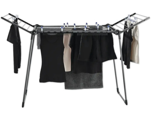 Wäscheständer mit daran hängender Kleidung