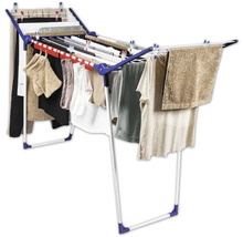 Wäscheständer mit Wäsche