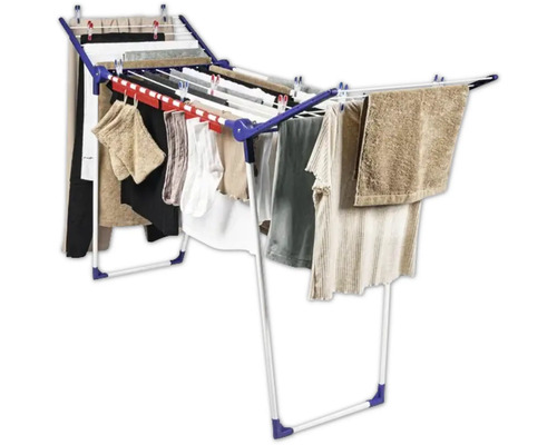 Wäscheständer mit Wäsche