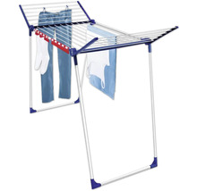 Wäscheständer mit Wäsche zum Trocknen