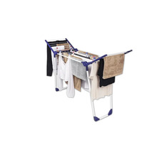 Wäscheständer mit darauf hängender Wäsche