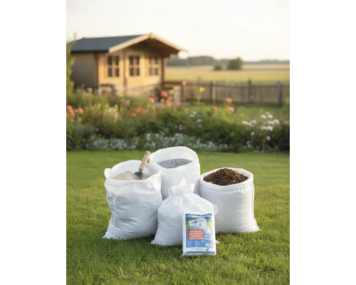 Verschiedene Materialien in Säcken im Garten, darunter Sand, Kies und Mulch