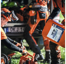 Arbeiter mit Husqvarna X Power 2 Kraftstoffkanister für Kettensägen