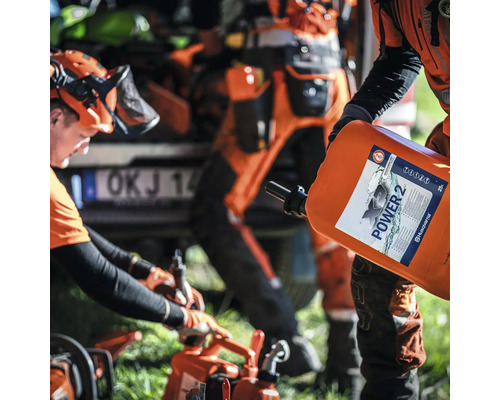 Arbeiter mit Husqvarna X Power 2 Kraftstoffkanister für Kettensägen