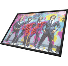 Gerahmtes Poster mit vier Affen in Anzügen und dem Schriftzug Let it be