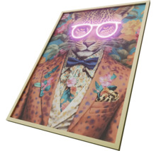 Gerahmtes Bild eines Leoparden mit Brille, Fliege und Jackett