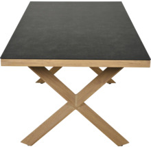 Esstisch mit dunkler Tischplatte in Steinoptik und einem X-förmigen Gestell aus hellem Holz.