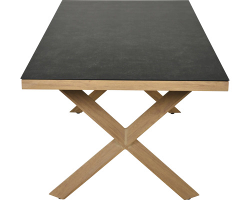 Esstisch mit dunkler Tischplatte in Steinoptik und einem X-förmigen Gestell aus hellem Holz.