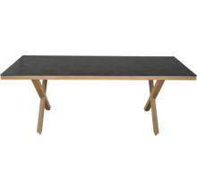 Rechteckiger Esstisch mit dunkler Tischplatte und X-förmigen Tischbeinen aus hellem Holz.