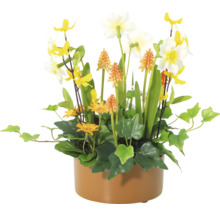 Dekorative Kunstblumen in einem Topf mit Narzissen, Ringelblumen und Grünpflanzen.