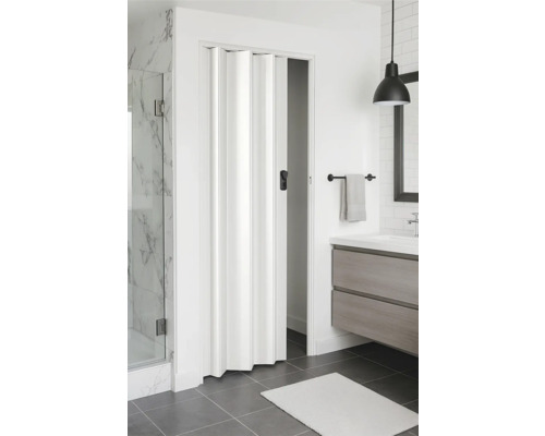 Weißes Bad mit Falttür, Waschbecken und Dusche