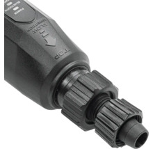 Detailaufnahme eines schwarzen Wasserzählers mit Flussrichtungspfeil