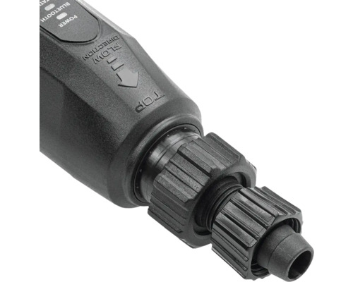 Detailaufnahme eines schwarzen Wasserzählers mit Flussrichtungspfeil