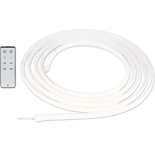 Aufgerollter flexibler weißer LED-Streifen mit passender Fernbedienung zur Helligkeitssteuerung.