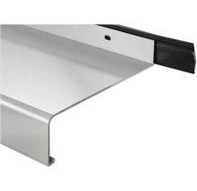 Silbernes Aluminium-Fensterbank-Profil mit schwarzer Gummidichtung und ovalem Befestigungsloch.