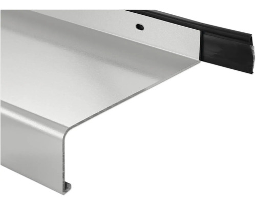 Silbernes Aluminium-Fensterbank-Profil mit schwarzer Gummidichtung und ovalem Befestigungsloch.