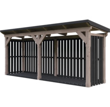 Kaminholzregal aus Holz mit schwarzer Rückwand und Pultdach, dreiteilig.