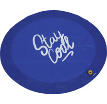 Runder, blauer Planschpool mit der Aufschrift Stay Cool und einem goldenen Ventil