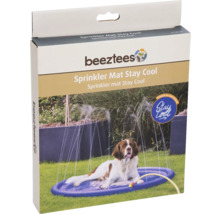 Beeztees Sprinkler Matte Stay Cool Verpackung mit Hund auf einer Sprinkler Matte im Garten