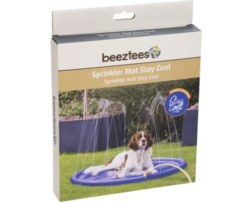 Beeztees Sprinkler Matte Stay Cool Verpackung mit Hund auf einer Sprinkler Matte im Garten