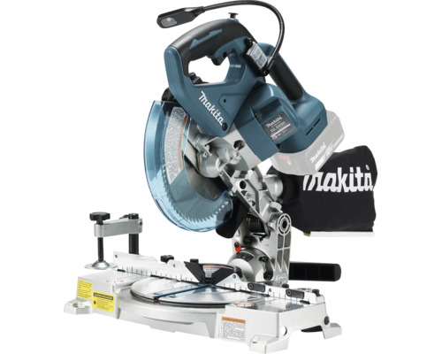 Makita Akku-Kapp- und Gehrungssäge mit 18 Volt Akku, Staubfangbeutel und LED-Arbeitsleuchte auf einem Metallfuß.